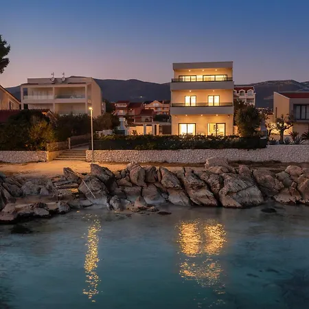 Beachfront Ines With Pool 빌라