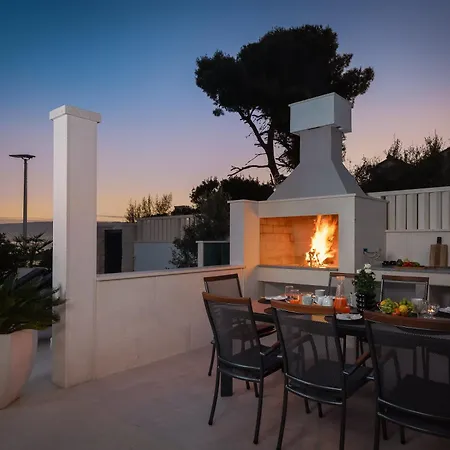 Beachfront Ines With Pool 빌라 *