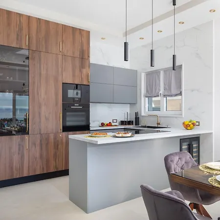 Beachfront Ines With Pool Kaštela