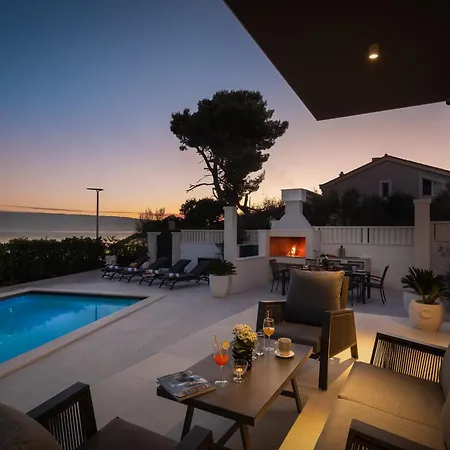 빌라 Beachfront Ines With Pool *