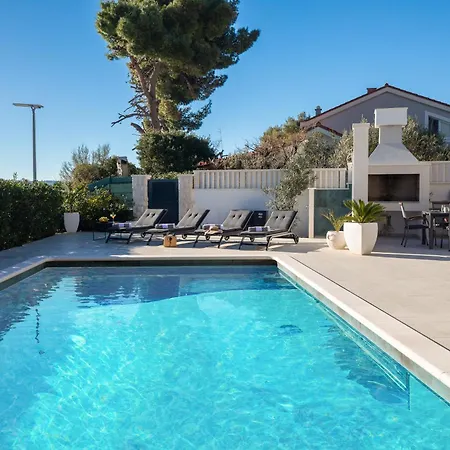 Beachfront Ines With Pool