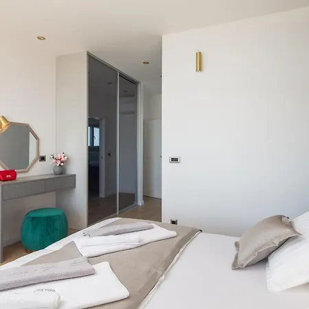 Villa Beachfront Ines With Pool