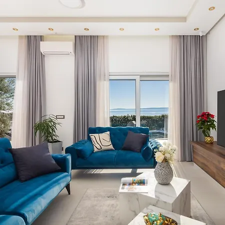 Villa Beachfront Ines With Pool *