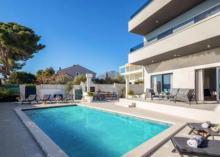 Beachfront Ines With Pool Kaštela